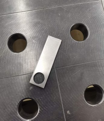 Befestigungslasche fürs Schaltgestänge