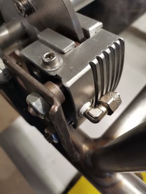 Bremssattel hinten mit neuem Anschluss...