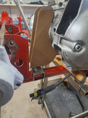 Beide Seiten sind Gehäuse-bedingt nicht symmetrisch