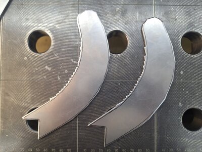 Halter vorn ausgeklinkt