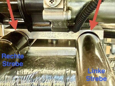 Blick entgegengesetzt der Fahrtrichtung auf die vordere Motorklammer