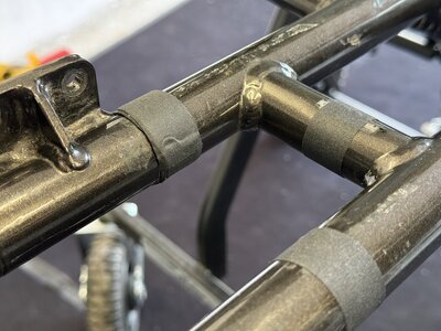 Tape an den Auflageflächen der Motorklemmen